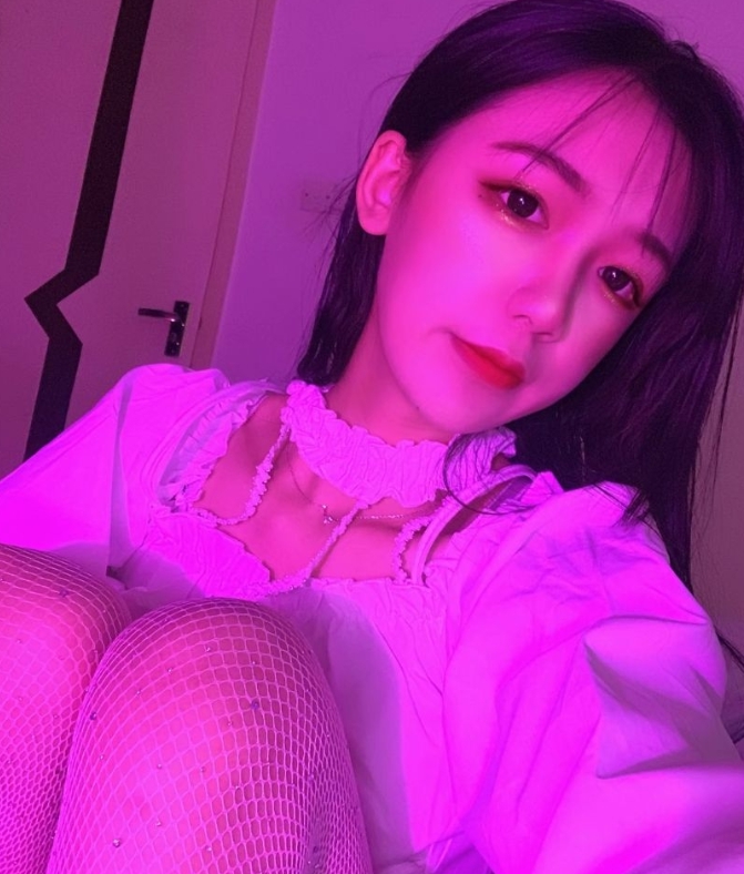 杭州诱人丝袜小妹刚下海 希望狼友多多照顾